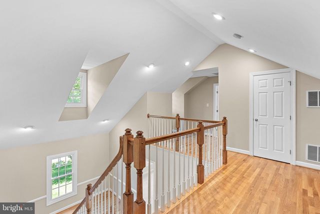 9711 BROOKSTONE LN, Vienna, VA 22182