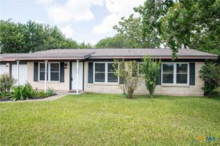 706 Edinburgh Street, Victoria, TX 77904