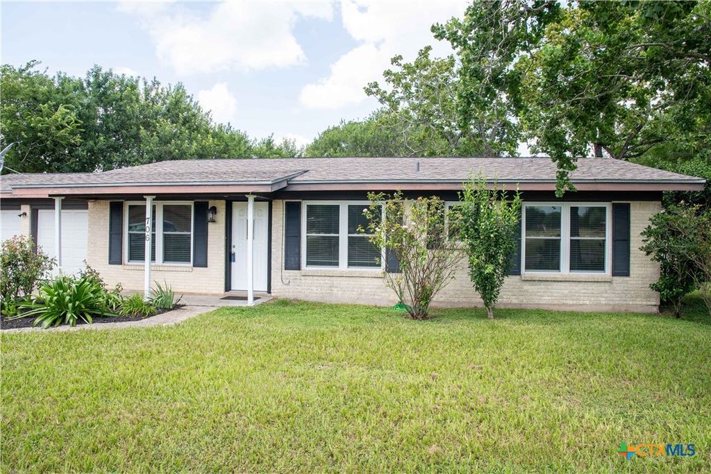 706 Edinburgh Street, Victoria, TX 77904