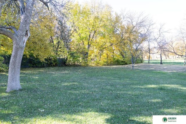 825 N Academy Avenue, York, NE 68467