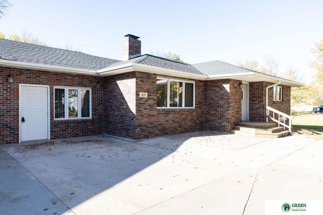 825 N Academy Avenue, York, NE 68467