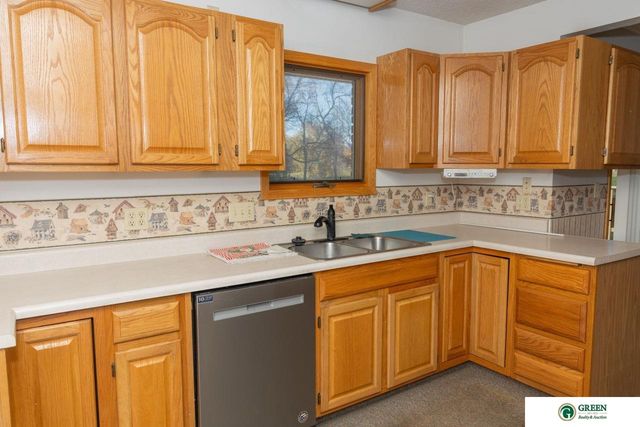 825 N Academy Avenue, York, NE 68467