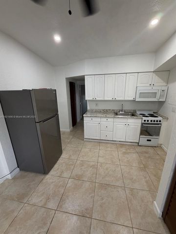 830 SW 6th St B, Hallandale Beach, FL 33009