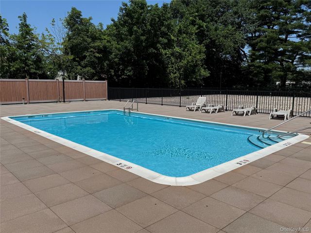 175 Maple Avenue 4J, Westbury, NY 11590