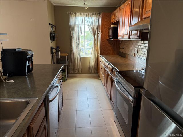 175 Maple Avenue 4J, Westbury, NY 11590