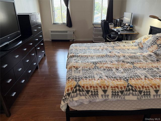 175 Maple Avenue 4J, Westbury, NY 11590