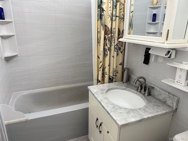 175 Maple Avenue 4J, Westbury, NY 11590