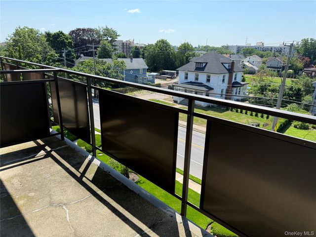 175 Maple Avenue 4J, Westbury, NY 11590