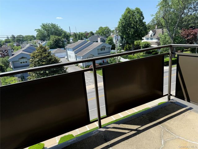 175 Maple Avenue 4J, Westbury, NY 11590