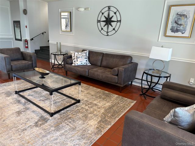 175 Maple Avenue 4J, Westbury, NY 11590
