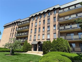 175 Maple Avenue 4J, Westbury, NY 11590