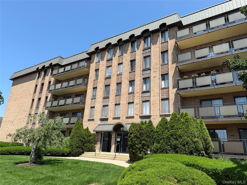 175 Maple Avenue 4J, Westbury, NY 11590