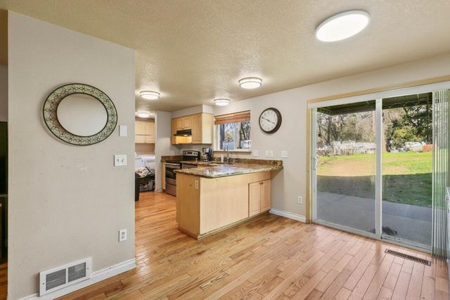 1438 Summit Loop, Grants Pass, OR 97527