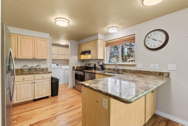 1438 Summit Loop, Grants Pass, OR 97527