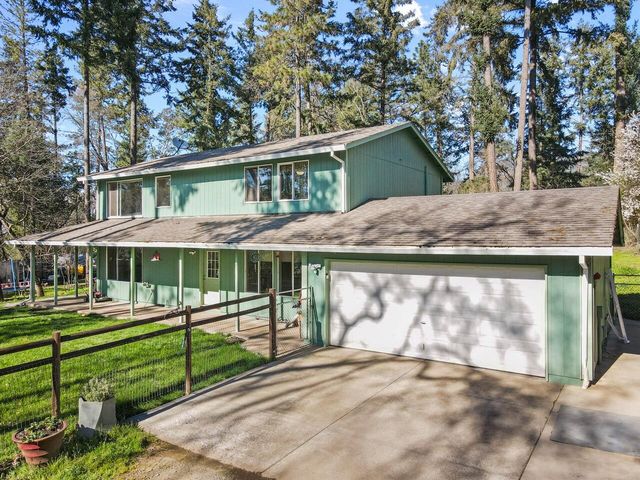 1438 Summit Loop, Grants Pass, OR 97527