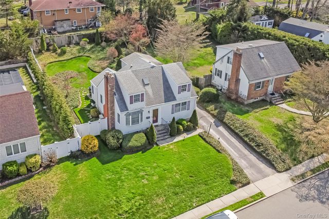 72 Seaman Road, Glen Cove, NY 11542