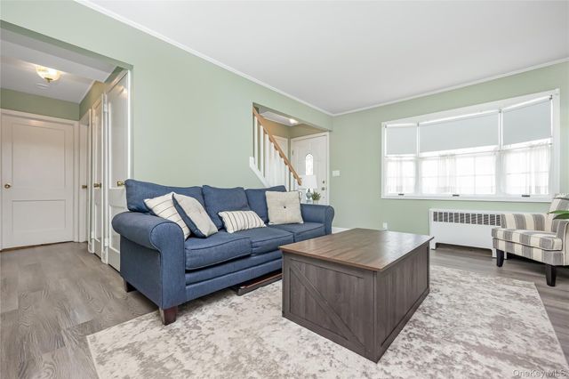 72 Seaman Road, Glen Cove, NY 11542