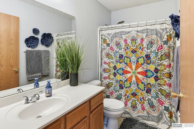 15207 Edna Street, Omaha, NE 68138