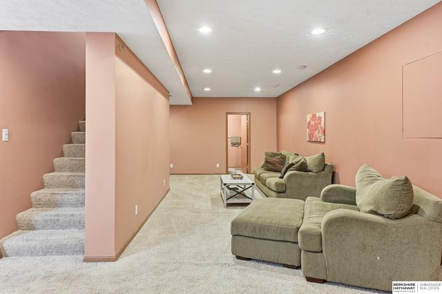 15207 Edna Street, Omaha, NE 68138