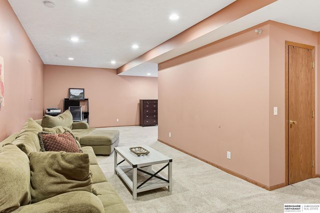 15207 Edna Street, Omaha, NE 68138