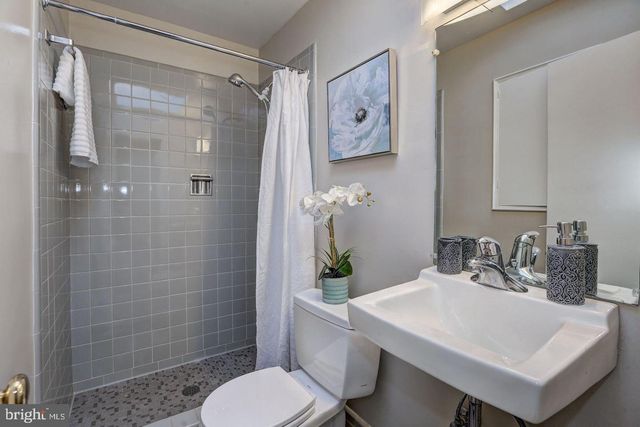 2528 QUEEN ANNES LN NW, Washington, DC 20037