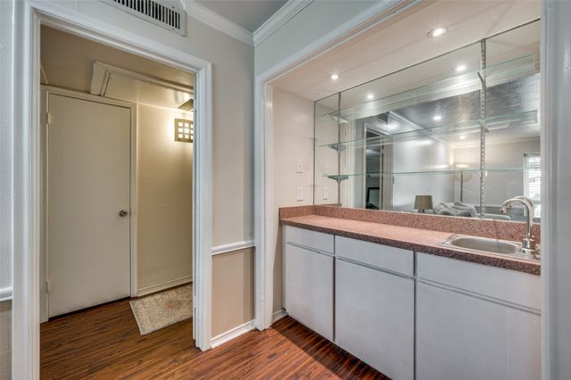 10029 Regal Park Lane 212, Dallas, TX 75230