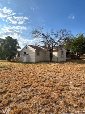 1007 N Oak, Pearsall, TX 78061