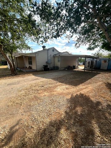 1007 N Oak, Pearsall, TX 78061