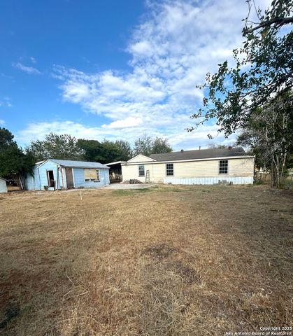 1007 N Oak, Pearsall, TX 78061