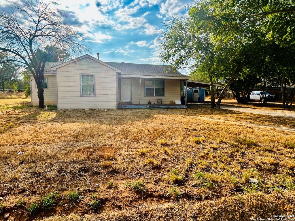 1007 N Oak, Pearsall, TX 78061