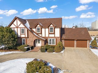 19W140 Avenue Chateaux, Oak Brook, IL 60523