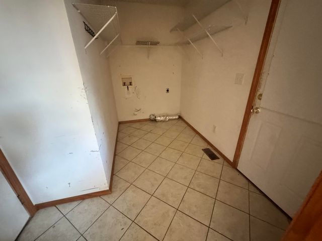 114 Canon Avenue, Clever, MO 65631