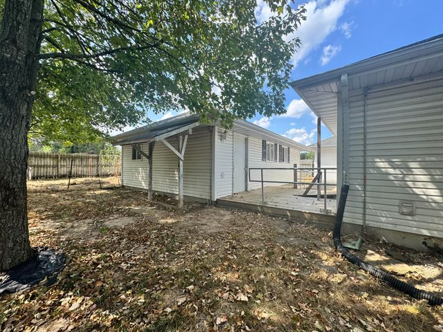 114 Canon Avenue, Clever, MO 65631