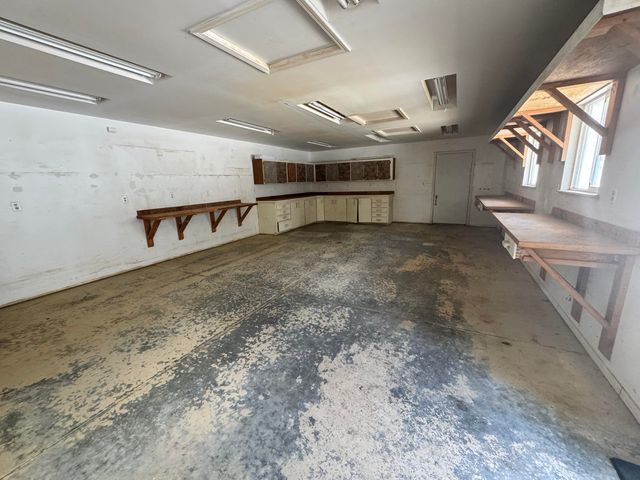 114 Canon Avenue, Clever, MO 65631