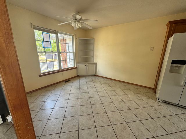 114 Canon Avenue, Clever, MO 65631