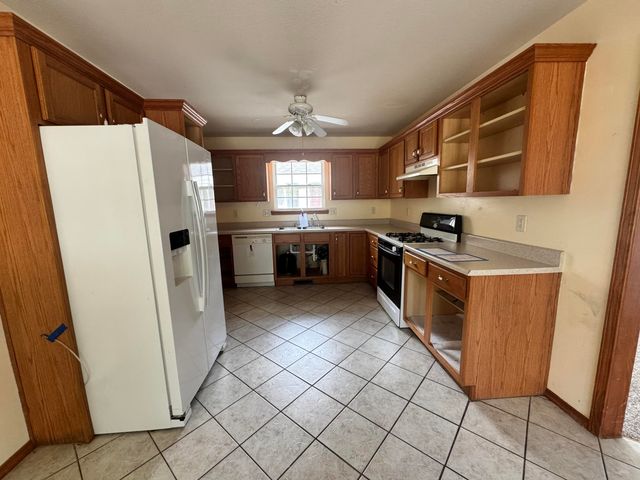 114 Canon Avenue, Clever, MO 65631