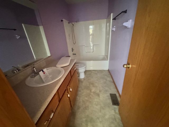 114 Canon Avenue, Clever, MO 65631