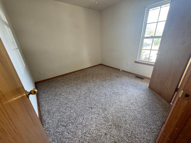 114 Canon Avenue, Clever, MO 65631