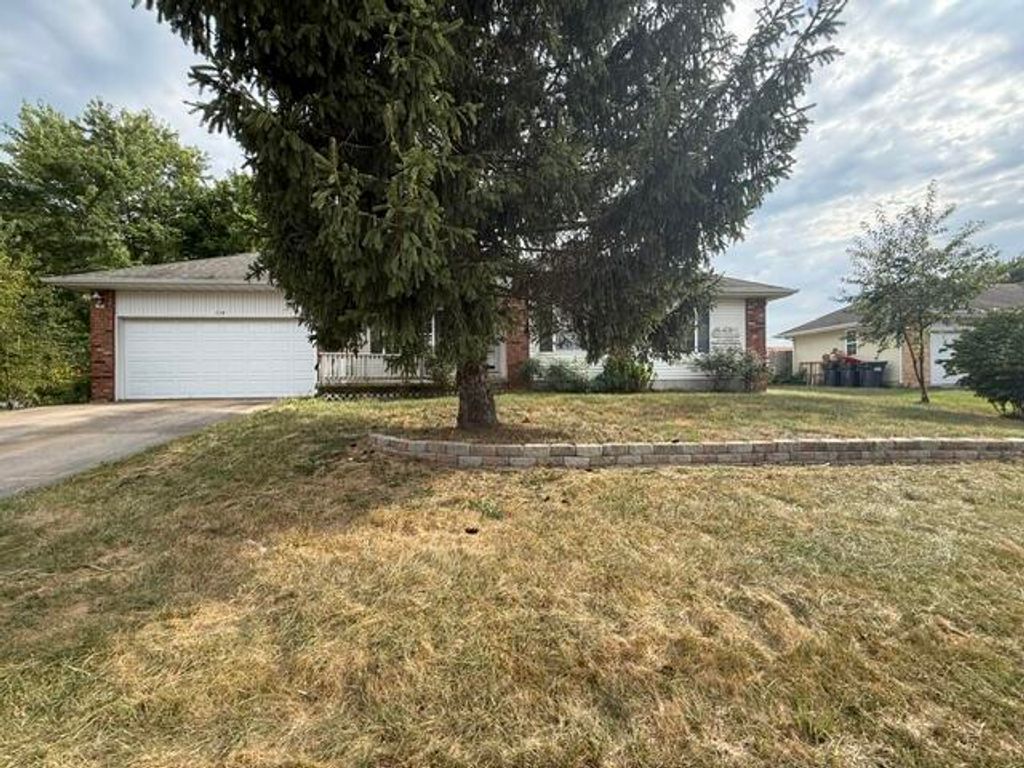 114 Canon Avenue, Clever, MO 65631