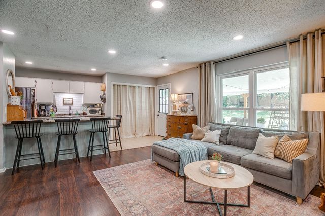 712 Poe Street, Azle, TX 76020