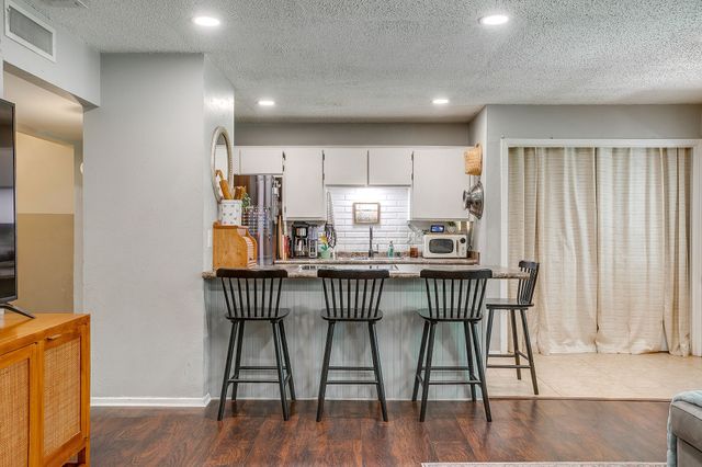 712 Poe Street, Azle, TX 76020