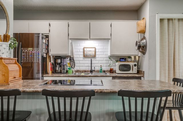 712 Poe Street, Azle, TX 76020