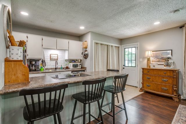 712 Poe Street, Azle, TX 76020