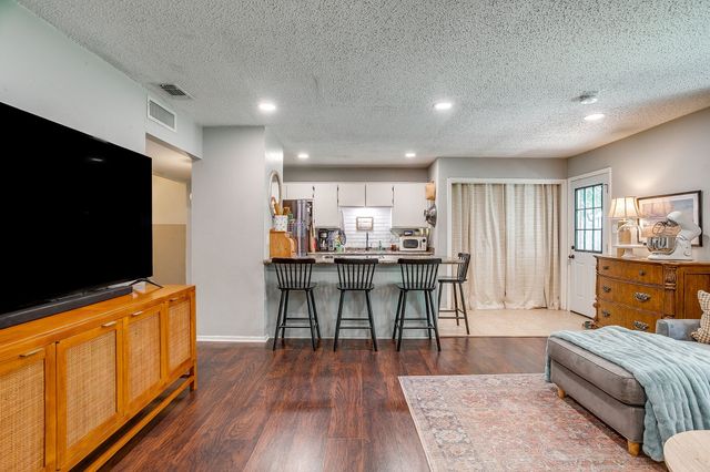 712 Poe Street, Azle, TX 76020