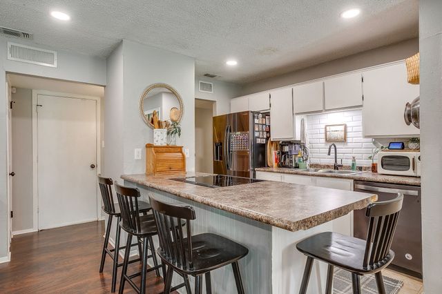 712 Poe Street, Azle, TX 76020