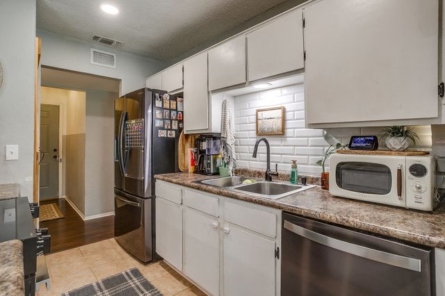712 Poe Street, Azle, TX 76020