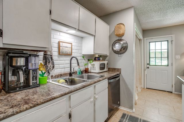 712 Poe Street, Azle, TX 76020