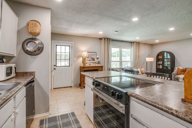 712 Poe Street, Azle, TX 76020