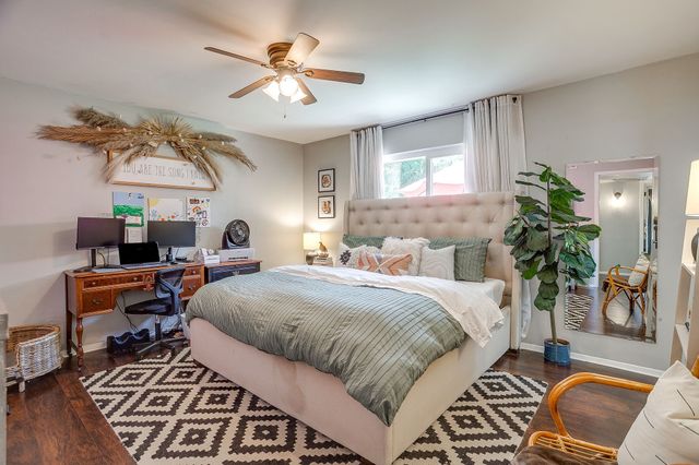 712 Poe Street, Azle, TX 76020