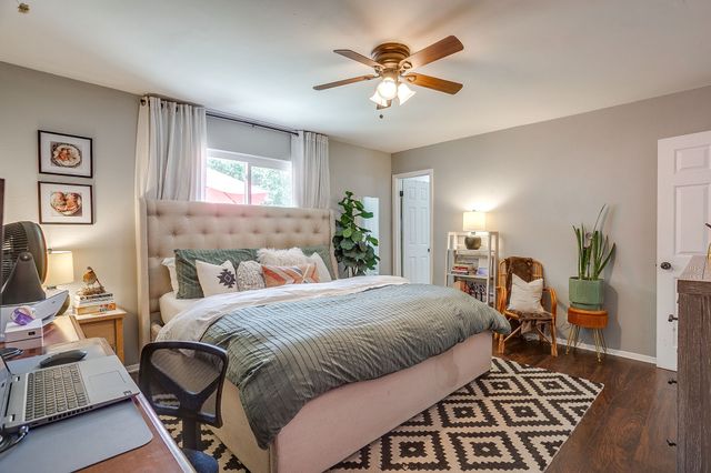 712 Poe Street, Azle, TX 76020